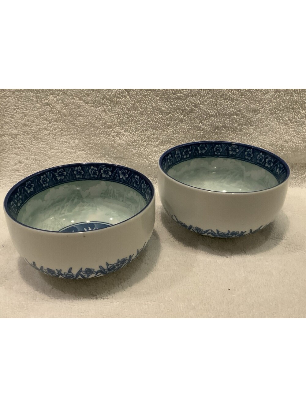 Chinese Detailed Floral Themed Porcelain Set of 2 Daffodil Bowls 4 1/4”D x 2.5”H